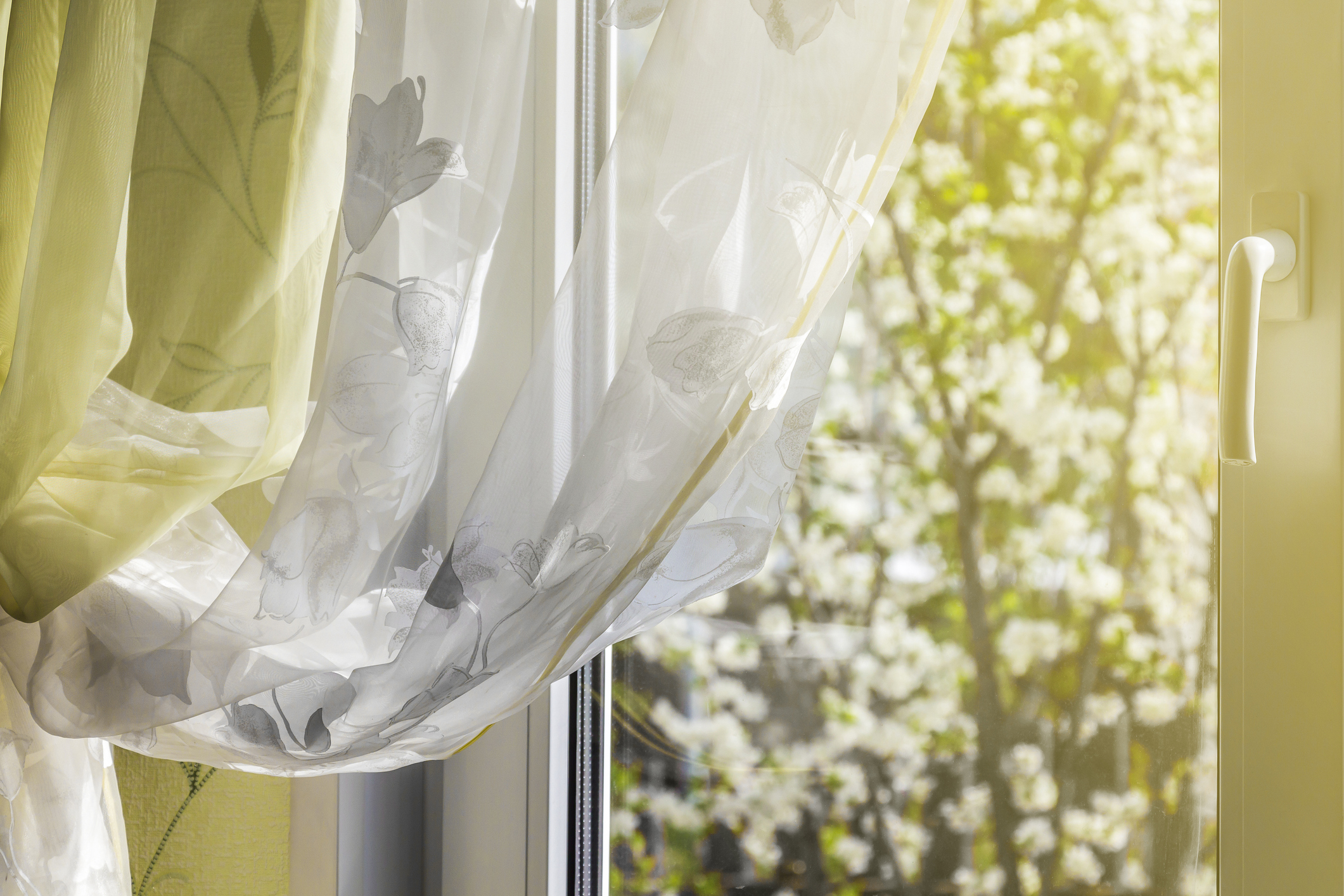 In this guide, our industry-leading Howard’s Upholstery experts will explain the many advantages of custom window treatments.