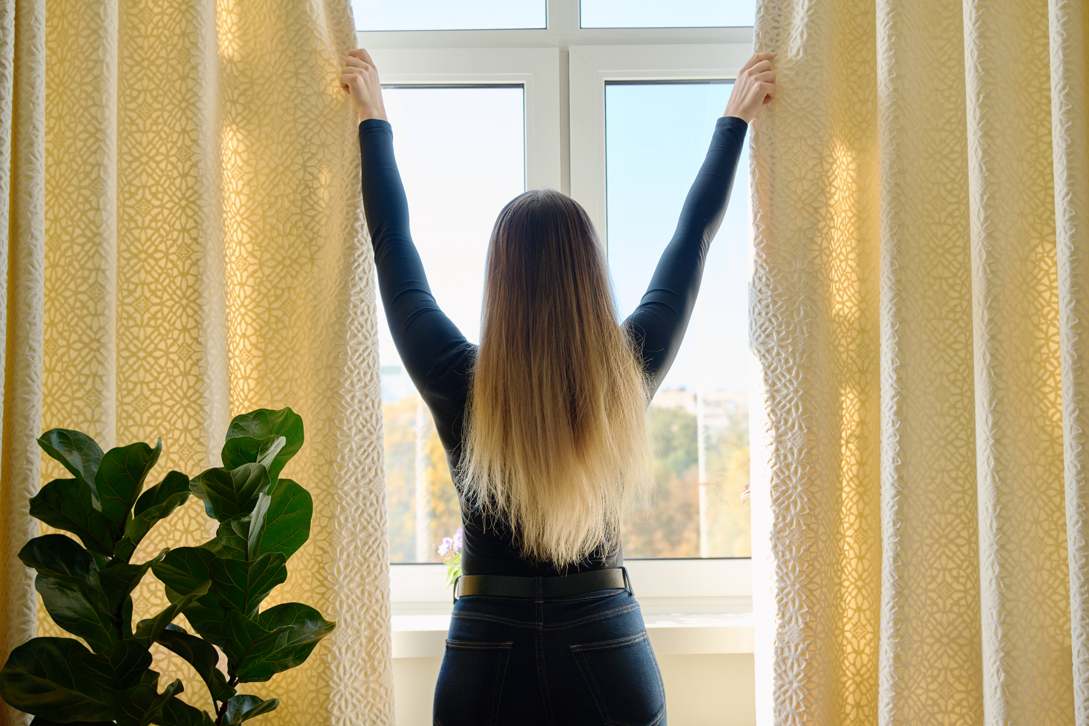 Our Howard’s Upholstery experts have compiled this guide of common mistakes to avoid when selecting colors for custom window treatments.